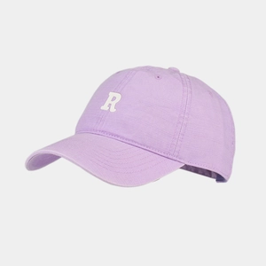 Makrodetail der lavendelfarbenen Baseballkappe mit R-Stickerei und Kreuzgewebe-Textur