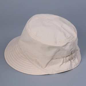 Vue détaillée de la casquette en nylon crème avec bord souple et élastique arrière