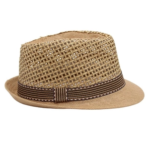 Dettaglio di un cappello di paglia retrò traspirante con trama a giorno e nastro