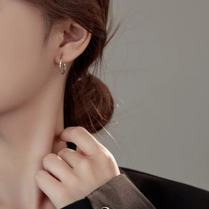 Minimalist S925 sterling silver hoop earrings with a twisted wave texture on model