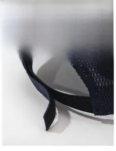 Détail de la sangle Velcro réglable et du filet respirant sur la casquette de sport
