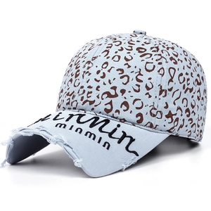 Dettaglio cappello baseball leopardato con ricamo, strass e tesa con effetto consumato