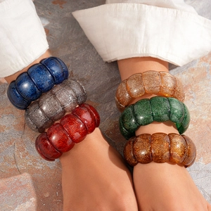 Retro-Armband aus quadratischen Acryl-Perlen mit Glitzer in verschiedenen Farben