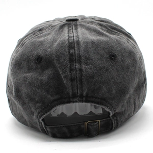 Dettaglio del retro di un cappellino vintage con cinturino e fibbia in metallo regolabile