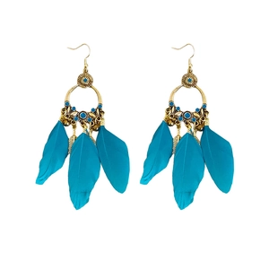 Boucles d'oreilles bohèmes à plumes avec perles sarcelle et détails dorés vintage