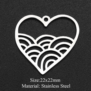 Macro shot of 22x22mm heart shaped stainless steel pendant with wave pattern detail