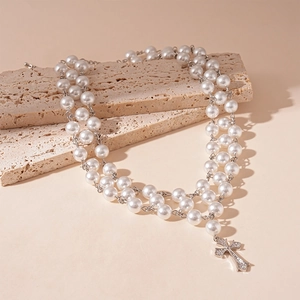 Collier trois rangs en perles d'imitation avec pendentif croix en zircon brillant