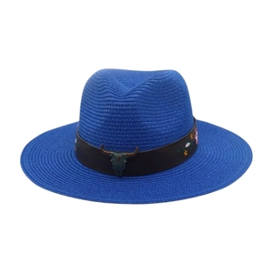 Détail d'un chapeau de paille bleu avec boucle tête de taureau et broderie florale