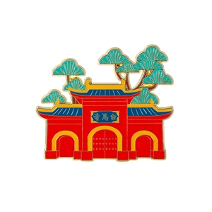 Détail de l'aimant souvenir du Temple du Cheval Blanc avec architecture rouge et pins