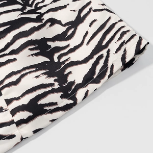 Detailaufnahme der Zebramuster-Stofftextur in Schwarz und Weiß für Damenbekleidung
