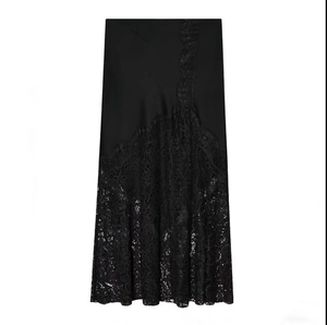 Jupe midi élégante en satin noir avec dentelle irrégulière et finition lisse brillante