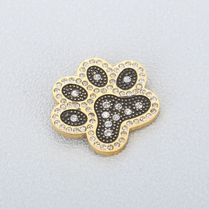 Pendentif patte de chat doré élégant avec cristaux brillants et détails noirs précis
