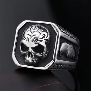 Bague tête de corbeau en acier inoxydable oxydé vintage pour hommes avec détails d'ailes