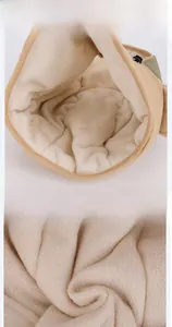 Detail der winddichten Kinderhaube mit dickem Fleece-Futter und verstellbarem Kordelzug