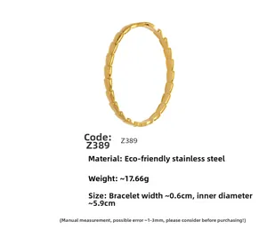 Detalle de textura de escamas de serpiente en pulsera de acero dorado con medidas