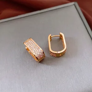 Boucles d'oreilles créoles U dorées 18 carats avec pavé de zircons étincelants