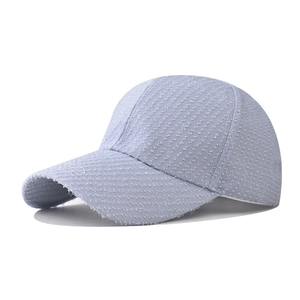 Dettaglio cappellino da baseball lavanda in tessuto intrecciato con visiera curva