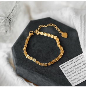 Dettaglio del bracciale in oro 18 carats con maglia phoenix e ciondolo cuore
