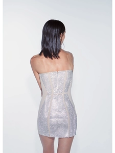 Vue détaillée du dos d'une robe bandage à paillettes argentées avec empiècement résille