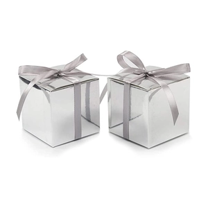 Scatole regalo quadrate argento con fiocchi di nastro grigio per bomboniere