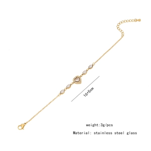 Détail du bracelet cœur doré avec pierres en verre et spécification de 16+5 cm