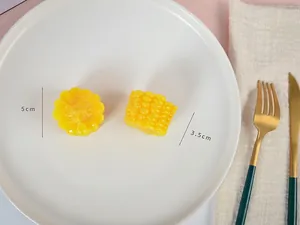 Gedetailleerd beeld van kunstmatige maïskolven met 5 cm diameter en 3,5 cm dikte