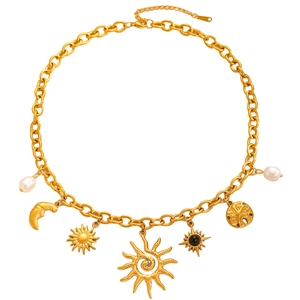 Collana a catena spessa dorata con ciondoli a forma di sole, luna e perle barocche