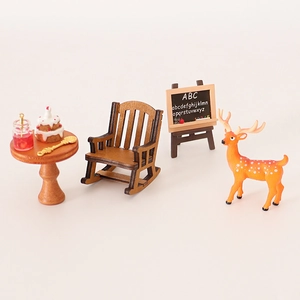 Set in miniatura per casa delle bambole con sedia a dondolo in legno e tavolo tondo