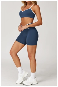 Detail von marineblauem Sport-BH und Shorts mit weißen Paspeln für Yoga und Fitness