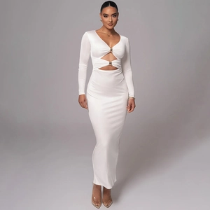 Elegantes weißes Langarm-Maxikleid mit V-Ausschnitt, Cut-outs und Metallring-Details