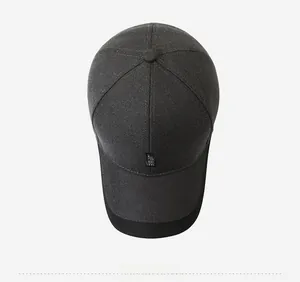 Vue de dessus de casquette montrant la texture tissée et le détail du logo JFBE
