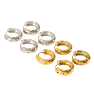 Creolen mit Zirkonia-Sternenmuster in Gold und Silber auf weißem Hintergrund