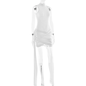 Détail de la robe courte blanche sans manches avec liens latéraux et texture plissée chic