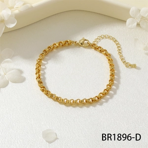 Dettaglio del bracciale a catena rolo dorata con chiusura a moschettone e pendente a goccia