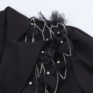 Robe blazer croisée noire avec épaules en mesh et broderies florales en 3D