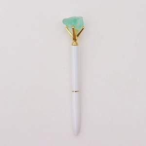 Creatieve witte balpen met gouden klauwzetting met een groene ruwe kristalsteen erop