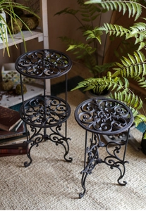 Détail de supports de plantes en fonte vintage avec motifs floraux complexes en noir antique