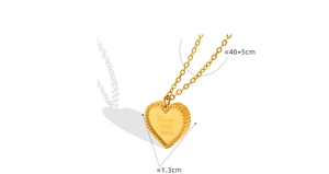 Vue détaillée du collier cœur doré avec gravure Love You More et dimensions