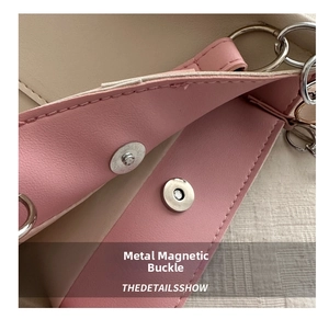 Dettaglio della chiusura magnetica e delle cuciture sulla borsa tote bicolore