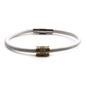 Bracciale in pelle intrecciata bianca con cilindro dorato e chiusura magnetica argento