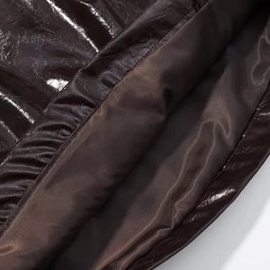 Detailansicht des elastischen Saums der dunkelbraunen PU-Lederjacke mit Innenfutter