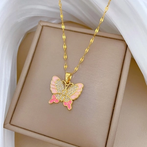 Collana in acciaio al titanio dorato con farfalla in smalto rosa e zirconi