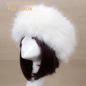 Détail d'un bonnet blanc en fausse fourrure de renard montrant sa texture douce et soyeuse