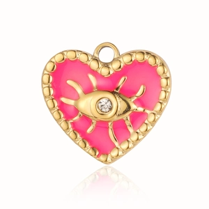 Makroaufnahme von vergoldetem Herzanhänger mit rosa Emaille und glitzerndem bösen Blick