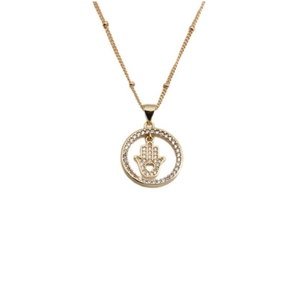 Collier Main de Fatma doré avec cœur central et zircons sur une chaîne perlée
