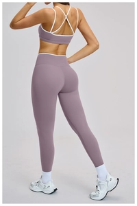 Detail des Sport-BHs mit Kreuzrücken und hoher Yoga-Leggings in Mauve-Rosa