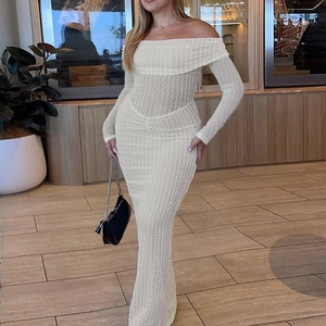Robe longue blanche en maille à épaules dénudées avec manches longues et coupe ajustée