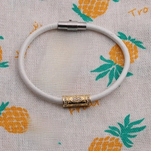 White leather bracelet with gold diamond-set cylinder and silver magnetic clasp