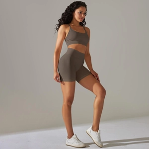 Détail de la maille côtelée sur l'ensemble soutien-gorge de sport et short de yoga olive