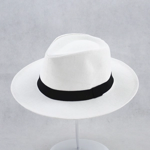 Chapeau de soleil classique en paille tressée blanche avec ruban gros-grain noir